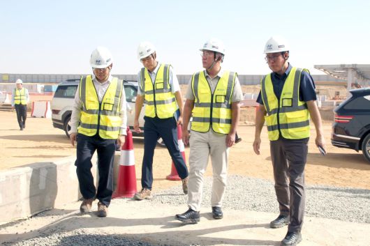 정의선 현대차그룹 회장(오른쪽에서 두 번째)이 사우디를 방문해 현지 법인 ‘HMMME’의 생산 공장 건설 현장을 둘러보고 있다. 현대차그룹 제공.