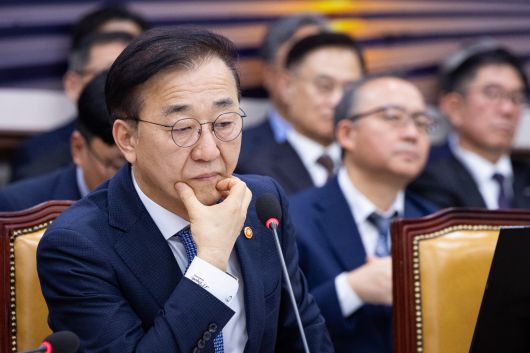 김윤덕 국토교통부 장관이 10월  29일 서울 여의도 국회에서 열린 국토교통위원회의 국토교통부 증에 대한 국정감사에서 의원 질의를 들으며 자료를 바라보고 있다. 뉴스1