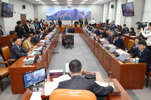 김병기 국회 운영위원장이 29일 오전 서울 여의도 국회에서 열린 운영위원회 전체회의에서 의사봉을 두드리고 있다.  2025.10.29. 뉴시스