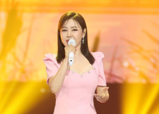 가수 송가인의 대표곡 ‘가인이어라’가 중학교 음악 교과서에 수록되며, 트로트 장르가 국내 최초로 공식 등재됐다. ⓒ News1