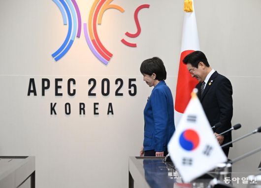 이재명 대통령이 30일 경북 경주 APEC 정상회의장에서 다카이치 사나에 일본 총리와 한-일본 양자회담에 앞서 기념사진을 찍기 위해 자리로 향하고 있다. 경주=송은석 기자 silverstone@donga.com