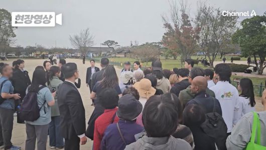 김혜경 여사가 30일 한복 차림으로 경북 경주 대릉원과 첨성대를 잇는 거리를 도보로 이동하며 관광객들 및 경주 시민들과 만나 인사를 나누고 사진 촬영을 했다. 채널A