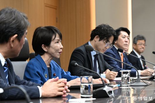 이재명 대통령이 30일 경북 경주 APEC 정상회의장에서 다카이치 사나에 일본 총리와 한-일본 양자회담을 하고 있다. 경주=송은석 기자 silverstone@donga.com