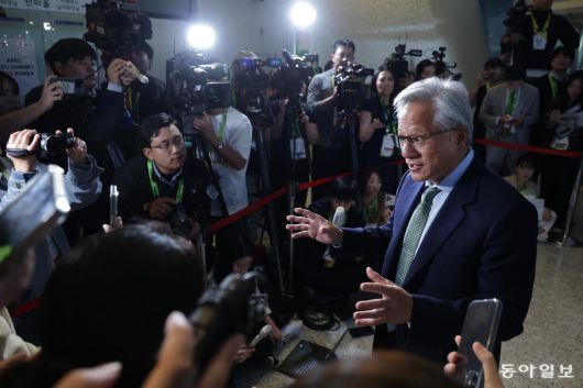 젠슨 황 엔비디아 최고경영자(CEO)가 31일 경북 경주시 경주예술의전당 원화홀에서 열린 엔비디아 기자회견에 앞서 방송 취재진 수십명에게 둘러싸인 채 인터뷰를 진행하고 있다. 경주=박형기 기자 onehsot@donga.com