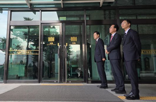 장동혁(왼쪽부터) 국민의힘 대표, 송언석 원내대표, 박준태 당대표 비서실장이 31일 서울 서초구 서울고검에 마련된 조은석 내란특별검사팀 사무실 앞에서 추경호 전 원내대표를 기다리고 있다. 2025.10.31. 뉴시스