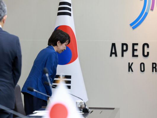 다카이치 사나에 일본 총리가 30일 경북 경주 APEC 정상회의장에서 열린 이재명 대통령과 한일 정상회담에서 자리로 향하며 태극기와 일장기를 향해 예를 표하고 있다. 뉴시스