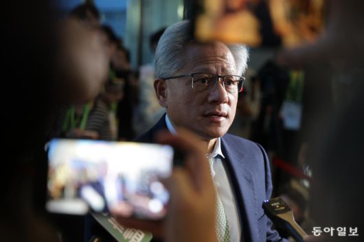 젠슨 황 엔비디아 최고경영자(CEO)가 31일 경북 경주시 경주예술의전당 원화홀에서 열린 엔비디아 기자회견에 앞서 방송 취재진 수십명에게 둘러싸인 채 인터뷰를 진행하고 있다. 경주=박형기 기자 onehsot@donga.com