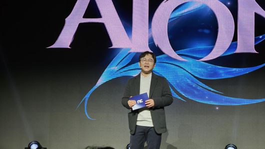 무대에서 아이온 2를 설명하는 엔씨소프트 백승욱 PD (사진=게임동아)