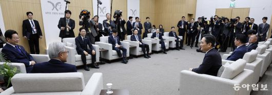 이재명 대통령이 31일 APEC 정상회의장인 경주 화백 컨벤션센터에서 젠슨 황 엔비디아 최고경영자를 접견하고 있다. 경주=송은석 기자 silverstone@donga.com