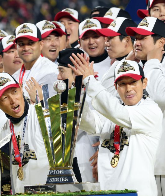 31일 대전 중구 한화생명볼파크에서 염경엽 LG트윈스 감독이 우승 트로피 앞에서 박수치고 있다. 2025.10.31. 대전=뉴시스