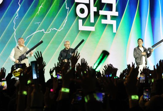 젠슨 황 엔비디아 최고경영자(CEO)와 이재용 삼성전자 회장, 정의선 현대차그룹 회장이 30일 서울 강남구 코엑스에서 열린 엔비디아 지포스 게이머 페스티벌에서 참관객들에게 선물을 나눠주고 있다. 2025.10.30. 사진공동취재단