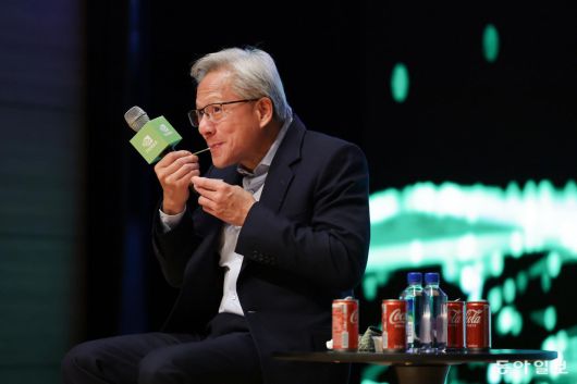 31일 황 CEO가 기자회견 도중 아이스크림을 먹고 있다. 경주=박형기 기자 oneshot@donga.com