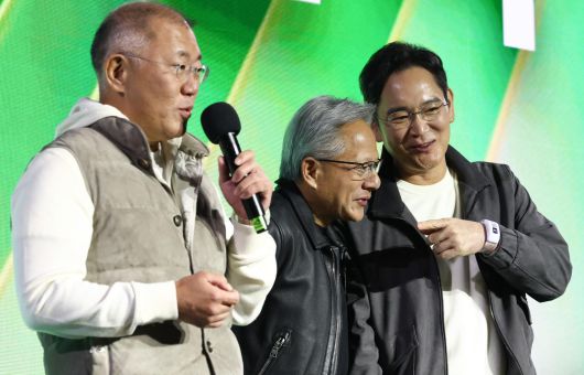 이재용 삼성전자 회장이 30일 오후 서울 강남구 코엑스 K-POP 광장에서 열린 지포스 게이머 페스티벌에서 정의선 현대차그룹 회장의 발언을 젠슨 황 엔비디아 최고경영자에게 통역하고 있다. 2025.10.30 사진공동취재단