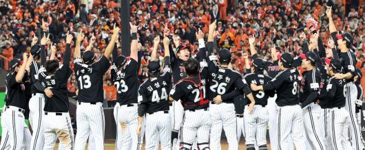 31일 대전 중구 한화생명볼파크에서 2025 KBO 한국시리즈 우승을 차지한 LG 트윈스 선수들이 환호하고 있다. 2025.10.31. 대전=뉴시스