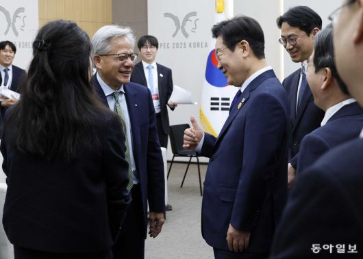 이재명 대통령이 31일 APEC 정상회의장인 경주 화백 컨벤션센터에서 젠슨 황 엔비디아 대표를 향해 엄지를 들어어보이고 있다. 경주=송은석 기자 silverstone@donga.com