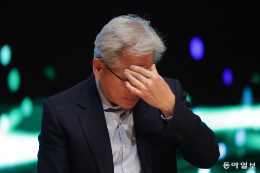 31일 황 CEO가 기자회견 도중 이마를 만지고 있다. 경주=박형기 기자 oneshot@donga.com