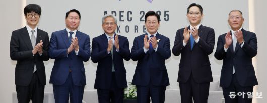 이재명 대통령이 31일 경북 경주 화백 컨벤션센터에서 젠슨 황 엔비디아(NVIDIA) 대표를 접견하며 참석자들과 기념 촬영을 하고 있다. 왼쪽부터 이해진 네이버 이사회 의장, 최태원 SK그룹 회장, 젠슨 황 엔비디아(NVIDIA) 대표, 이 대통령, 이재용 삼성전자 회장, 정의선 현대자동차그룹 회장. 경주=송은석 기자 silverstone@donga.com