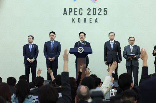 이재명 대통령이 1일 경북 경주 APEC 국제미디어센터에서 열린 공식기자회견에서 국내외 취재진들의 질문을 받고 있다. 2025.11.01. 대통령실사진기자단