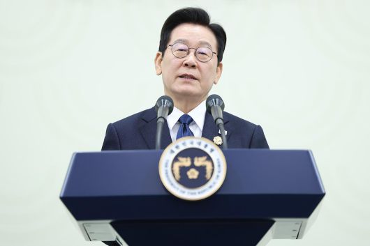 이재명 대통령이 1일 경주화백컨벤션센터(HICO)에서 열린 2025 아시아태평양경제협력체(APEC) 정상회의 기자회견을 하고 있다. APEC 2025 KOREA 제공