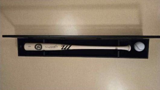 대통령실은 도널드 트럼프 미국 대통령이 이재명 대통령에게 경주 한미 정상회담 계기로 야구배트와 야구공을 선물했다고 30일 밝혔다. 2025.10.30 대통령실 제공