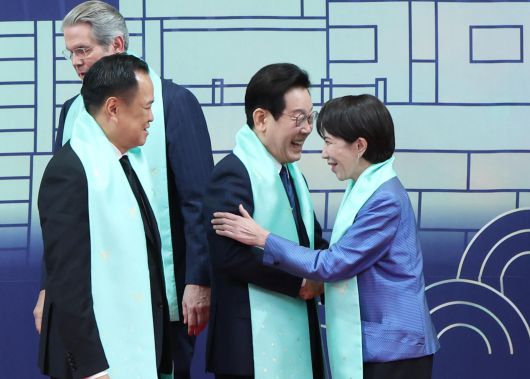 이재명 대통령이 1일 경주화백컨벤션센터(HICO)에서 열린 2025 아시아태평양경제협력체(APEC) 정상회의 기념촬영에서 다카이치 사나에 일본 총리와 인사하고 있다.