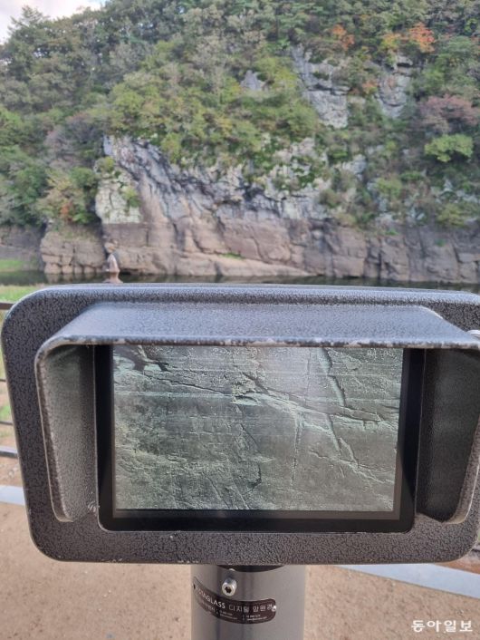 지난달 26일 반구대 암각화의 중심 암면을 디지털 망원경으로 비춰본 모습. 울산=김도형 기자 dodo@donga.com