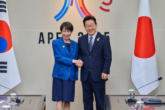 이재명 대통령이 30일 경북 경주 APEC 정상회의장에서 다카이치 사나에 일본 총리와 한-일본 정상회담에 앞서 기념촬영을 하고 있다. 2025.10.30. 대통령실제공