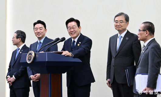 이재명 대통령이 1일 경북 경주 APEC 미디어센터에서 열린 기자회견에서 취재진의 질문에 답하고 있다. 2025.11.01 경주=송은석 기자 silverstone@donga.com