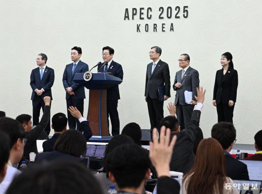 이재명 대통령이 1일 경북 경주 APEC 미디어센터에서 열린 기자회견에서 취재진의 질문을 받고 있다. (왼쪽부터) 김용범 정책실장, 강훈식 비서실장, 이 대통령, 조현 외교장관, 위성락 안보실장. 2025.11.01 경주=송은석 기자 silverstone@donga.com