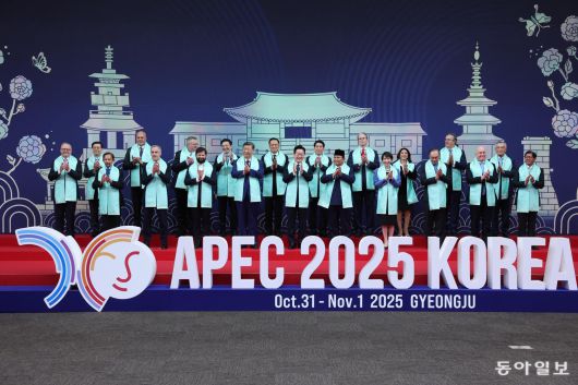 이재명 대통령이 1일 경북 경주화백컨벤션센터에서 APEC 정상회의에 참석한 각국 정상들과 전통한복 목도리를 하고 단체 기념촬영을 하고 있다. 목도리에는 APEC 정상회의 엠블럼과 한글 자음 모음이 금박으로 새겨져 있다. 경주=송은석 기자 silverstone@donga.com