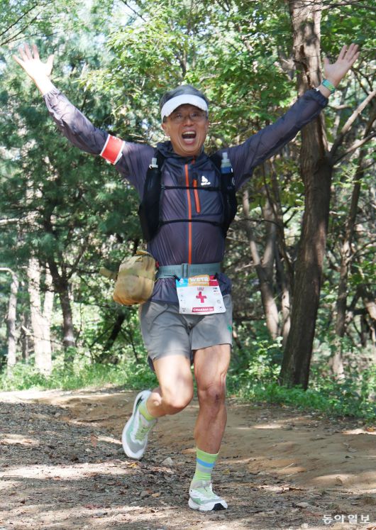최창휴 교수가 인천 가천대 길병원 근처 승학산에서 응급처치 키트 등을 지닌 채 질주하며 환호하고 있다. 운동 문외한이던 최 교수는 자전거와 마라톤에 이어 트레일러닝에 빠져 산을 달리다 다친 대회 참가자들을 돕는 레이스 메딕으로 활약하고 있다. 인천=신원건 기자 laputa@donga.com