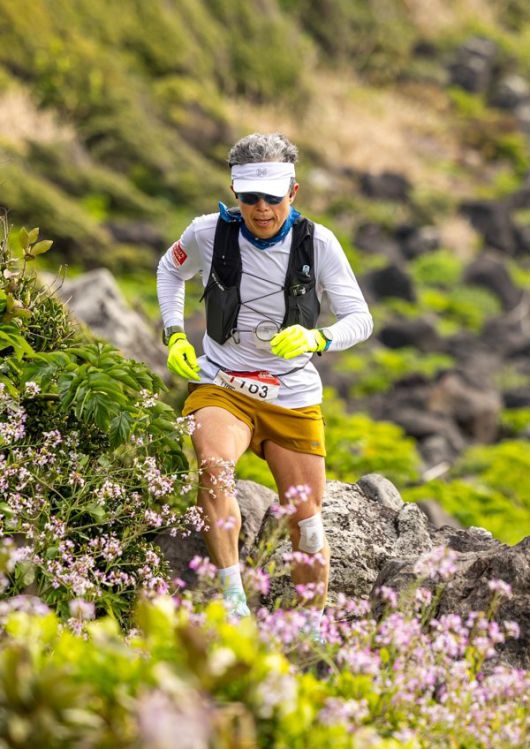 최창휴 교수가 한 트레일러닝대회에서 꽃이 핀 산을 오르고 있다. 최창휴 교수 제공.