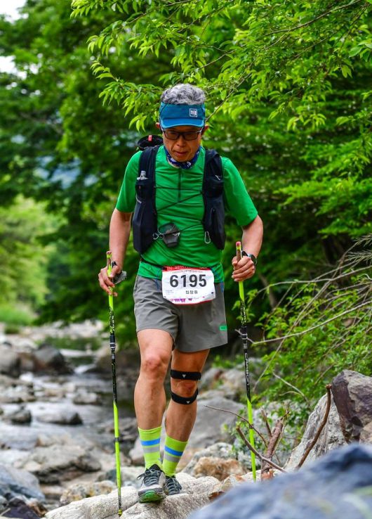 최창휴 교수가 한 트레일러닝대회에서 스틱을 들고 달리고 있다. 최창휴 교수 제공.