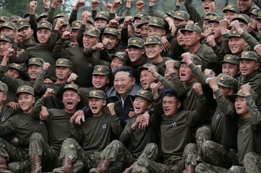 노동당 기관지 노동신문은 2일 김정은 북한 국무위원장이 전날 조선인민군 제11군단 지휘부를 방문했다고 보도했다.  평양 노동신문=뉴스1