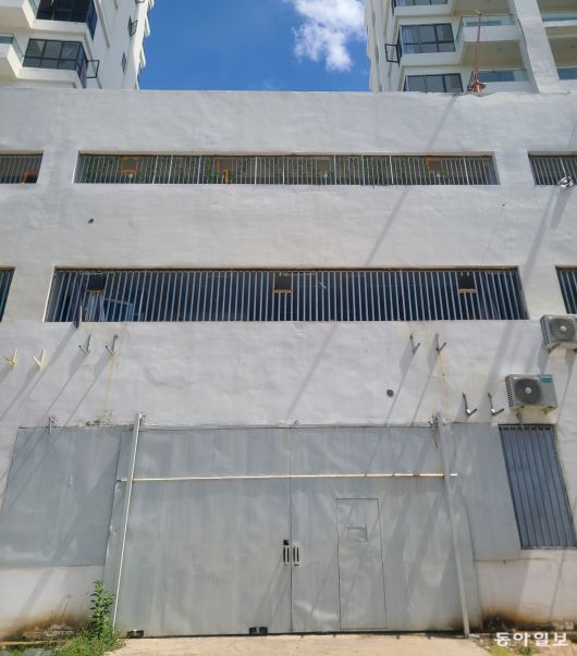 캄보디아 프놈펜의 한 숙소 입구가 철문으로 막혀 있고, 창문에는 쇠창살이 설치돼 있습니다. 리용팟 캄보디아 상원의원이 소유한 이곳은 ‘웬치’(범죄단지)로 알려져 있습니다. 프놈펜=권구용 기자 9dragon@donga.com