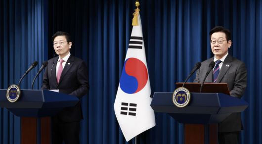 이재명 대통령과 로렌스 웡 싱가포르 총리가 2일 서울 용산 대통령실 청사에서 공동언론발표를 하고 있다. 뉴시스