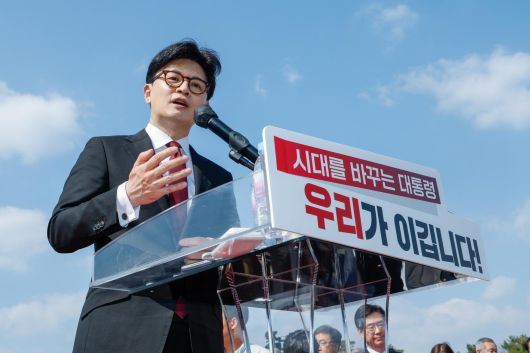 한동훈 국민의힘 전 대표가 10일 오후 서울 여의도 국회 분수대 앞에서 제21대 대통령 선거 출마를 선언한 뒤 취재진 질의에 답하고 있다. 2025.4.10/뉴스1
