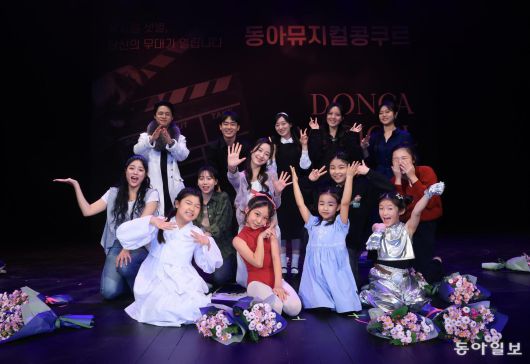 3일 서울 관악구 관악아트홀에서 열린 제9회 동아뮤지컬콩쿠르 시상식에서 대상을 수상한 오윤정 양(가운데) 을 비롯한 수상자들이 각자의 개성있는 포즈로 기쁨을 나누고 있다.장승윤 기자 tomato99@donga.com