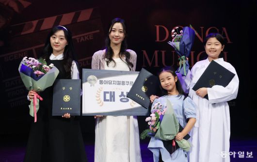 3일 서울 관악구 관악아트홀에서 열린 제9회 동아뮤지컬콩쿠르 시상식에서 대상을 수상한 오윤정 양(두번째)을 비롯한 최우수상자들이 수상의 기쁨을 나누고 있다.장승윤 기자 tomato99@donga.com