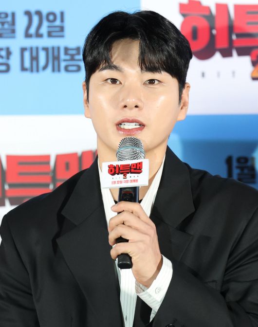 배우 이이경이 스케줄 문제로 MBC ‘놀면 뭐하니?’에서 하차한다. 소속사는 “영화 촬영 일정 때문이며, 사생활 루머와는 무관하다”고 밝혔다. 이이경은 루머 유포자들을 상대로 고소를 진행 중이다. ⓒ News1