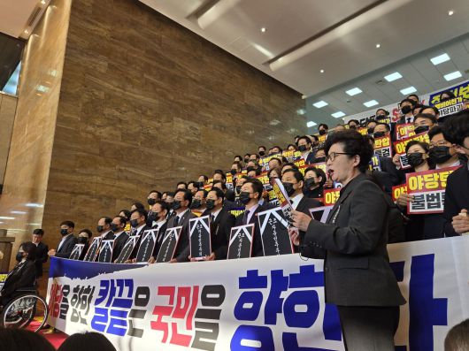 4일 국민의힘 의원들이 로텐더홀 앞에서 침묵 시위를 진행하고 있다.뉴스1