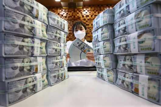 한국은행이 발표한 ‘2025년 10월 말 외환보유액’에 따르면 지난달 말 기준 외환보유액은 4288억2000만 달러로 직전달(4220억2000만 달러) 대비 68억 달러 증가했다. 지난 6월 석 달만에 반등한 후 다섯달 째 상승세를 이어갔다. 2023년 1월(4299억70000만 달러) 이후 최대 규모다. 미국 증시 호조 등에 운용 수익이 늘어난 데다 외평채 신규 발행 등의 영향이 작용했다. 9월 세계 외환보유액 순위는 7개월 만에 홍콩을 제치고 9위를 탈환했다. 사진은 5일 서울 중구 하나은행 위변조대응센터에서 관계자가 보유중인 달러를 정리하고 있는 모습. 2025.11.05 뉴시스