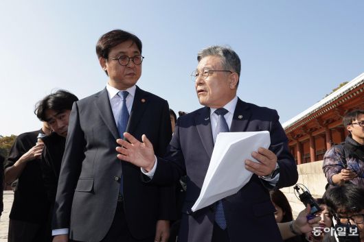 7일 오후 서울 종묘 앞에서 최휘영 문화체육관광부 장관(왼쪽)과 허민 국가유산청장이 서울시의 종묘 앞 개발에 대한 입장을 밝히고 있다. 서울시는 최근 세운4구역 재개발지구의 높이 규제를 완화했다. 변영욱 기자 cut@donga.com