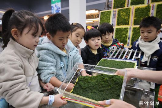 7일 오전 서울 양재 aT센터에서 열린 ‘2025 씨팜쇼’에서 어린이들이 감태 체험을 하고 있다. 송은석 기자 silverstone@donga.com