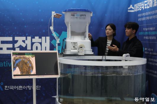 7일 오전 서울 양재동 aT센터에서 열린 ‘2025 씨팜쇼’에서 한 관람객이 AI 자동 급식 기계에 대한 설명을 듣고 있다.  송은석 기자 silverstone@donga.com