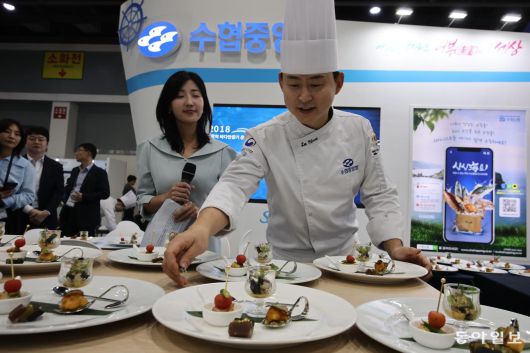 7일 오후 서울 양재동 aT센터에서 2025 씨팜쇼 개막식이 열리고 있다. 수협종합홍보관에서 이필우 셰프가 메기와 참돔을 활용한 시식용 음식을 선보이고 있다. 송은석 기자 silverstone@donga.com