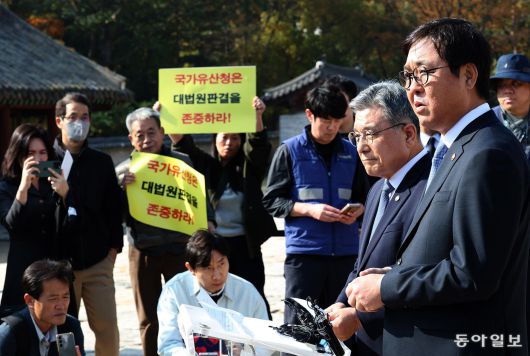 최휘영 문화체육관광부 장관(오른쪽)과 허민 국가유산청장이 7일 오후 종묘 앞 개발 관련 대법원 판결과 관련한 입장을 밝히고 있다. 세운4구역 재개발지구의 토지 소유주들이 대법원 판결을 존중해 공사 진행을 방해하지 마라고 항의하고 있다. 변영욱 기자 cut@donga.com