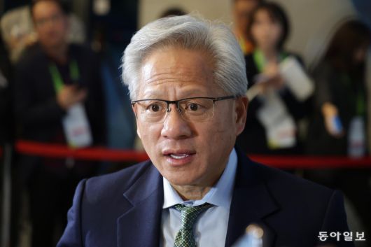 젠슨 황 엔비디아 최고경영자(CEO)가 31일 경북 경주시 경주예술의전당 원화홀에서 열린 엔비디아 기자회견에 앞서 방송 인터뷰를 진행하고 있다. 박형기 기자 onehsot@donga.com