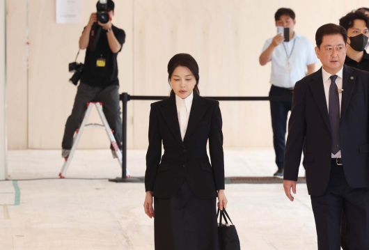 윤석열 전 대통령 부인 김건희 여사가 8월 6일 서울 종로구 민중기 김건희 특별검사팀 사무실에 자본시장법 위반 등 혐의 피의자 신분으로 출석하고 있다. 뉴스1