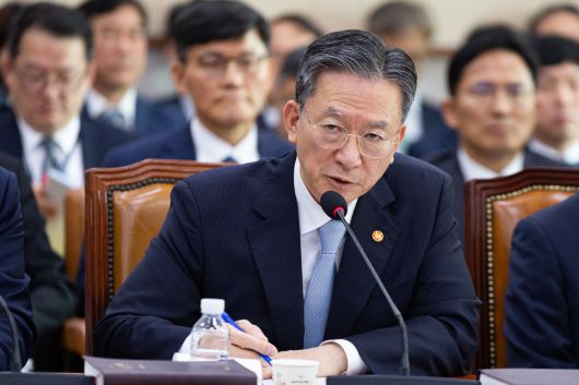 정성호 법무부 장관이 지난달 30일 서울 여의도 국회에서 열린 법제사법위원회의 법무부 등에 대한 국정감사에서 의원 질의에 답하고 있다. 뉴스1